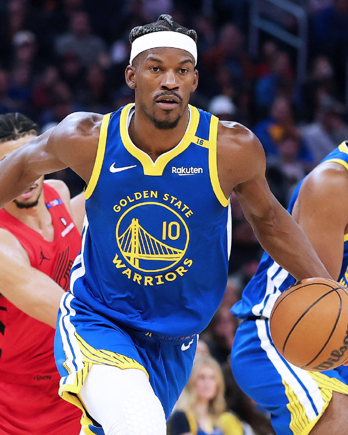 世界杯预热海报里没有C罗遭质疑，FIFA删除原海报改“怀旧”（C罗缺席世界杯预热海报引争议，FIFA撤下原图改发“怀旧”版）