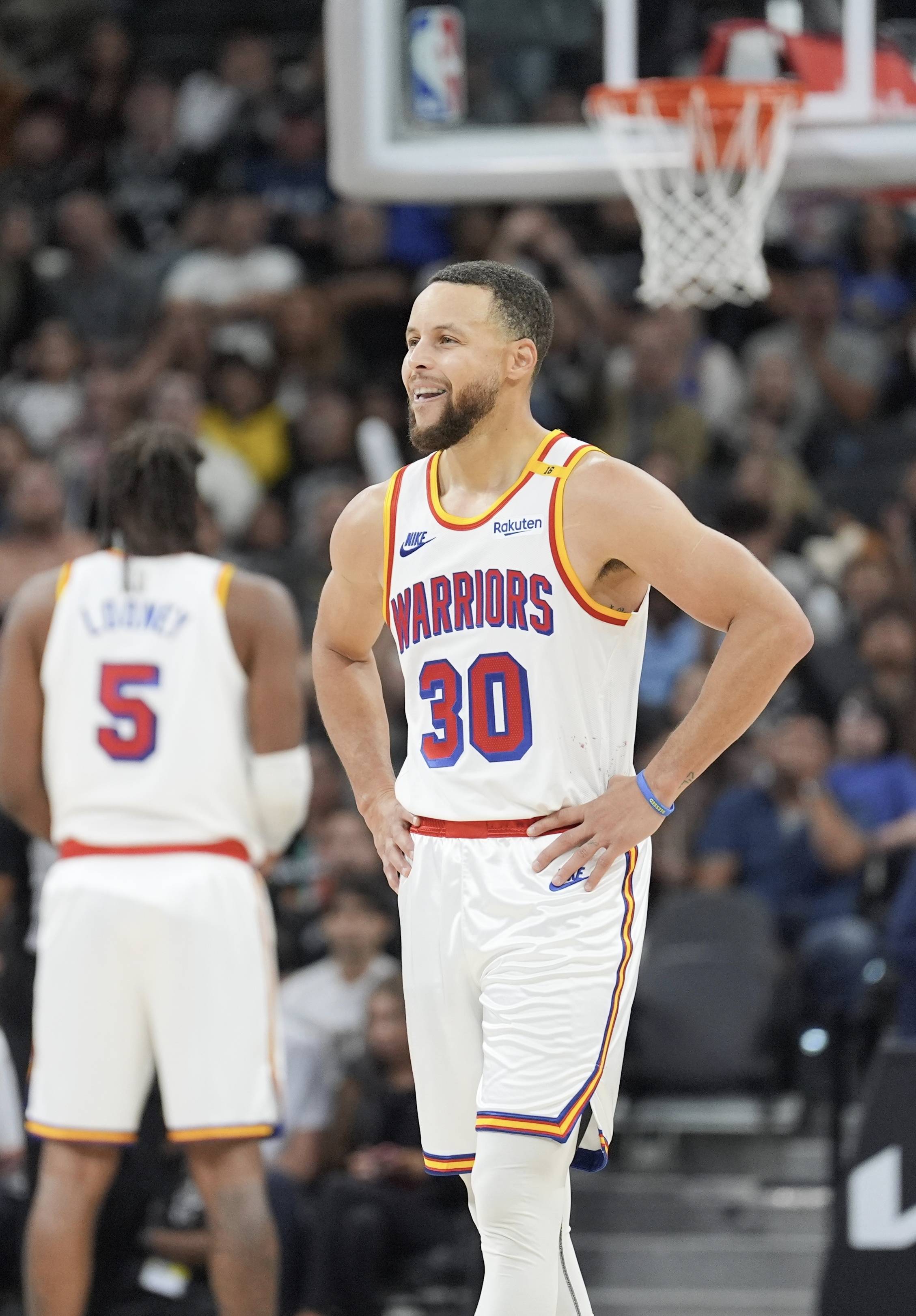 拜仁莱万梅开二度战胜门兴（莱万双响炮助拜仁力克门兴）