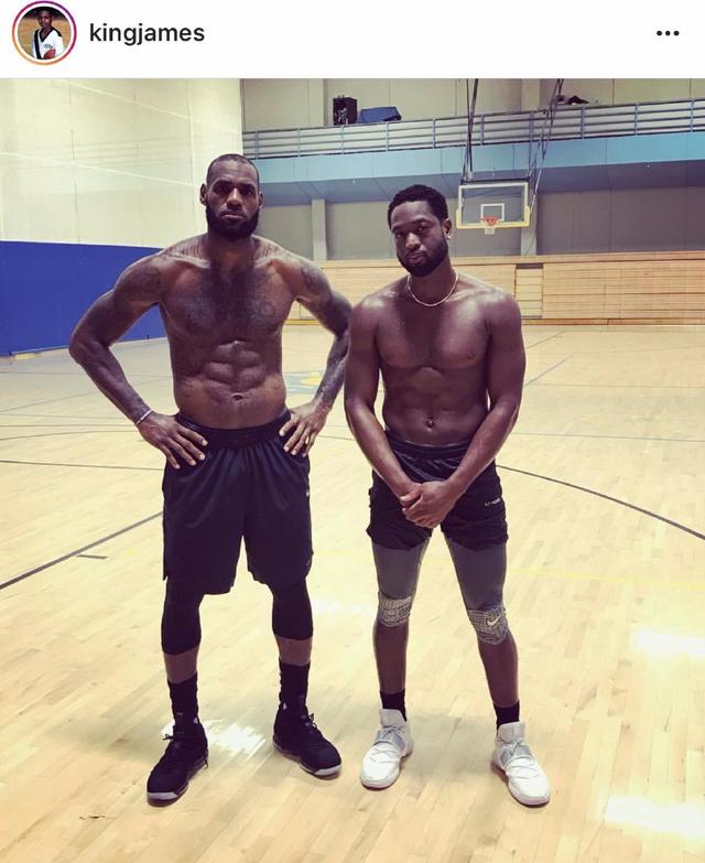 中后卫精准补防，挽救球队险境（中后卫及时补防，化解球队危机）