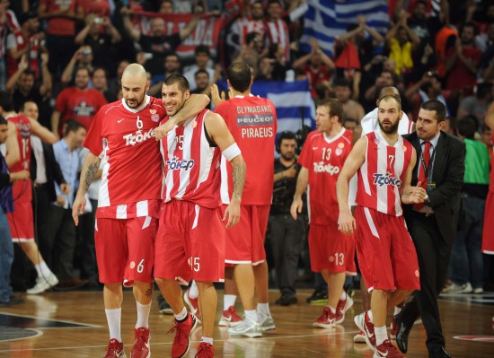 球队连胜势头延续，积分榜争夺愈发激烈（连胜势头不减，积分榜竞争愈加白热化）