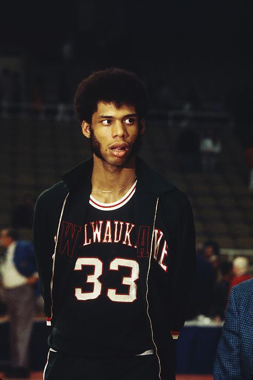 球队在最难的时候没有崩（球队在最艰难时刻挺住了）